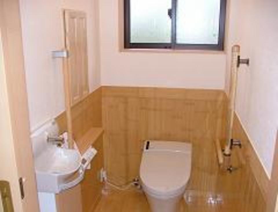 トイレです。腰板は、竹材を使用。
