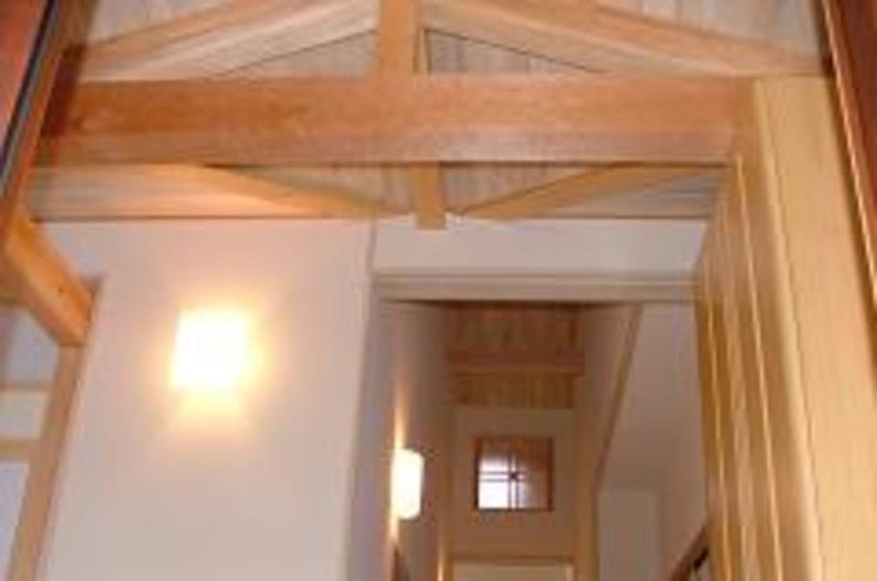 ホール天井。天井を高くするため、梁をあらわしにしてます。